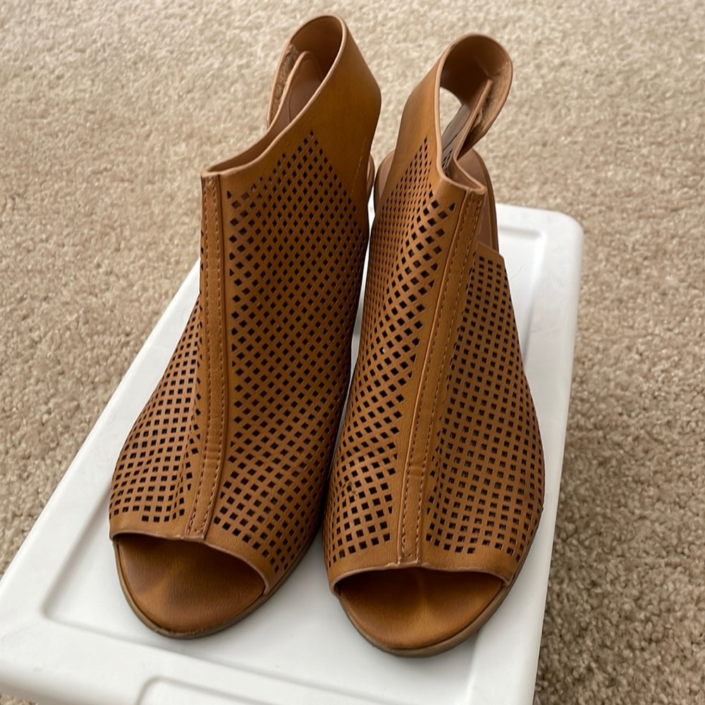 Coco by Matisse tan / brown colored heels